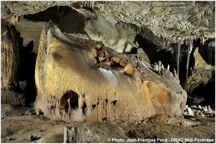 Gravures sur stalagmite dans la grotte des Fieux