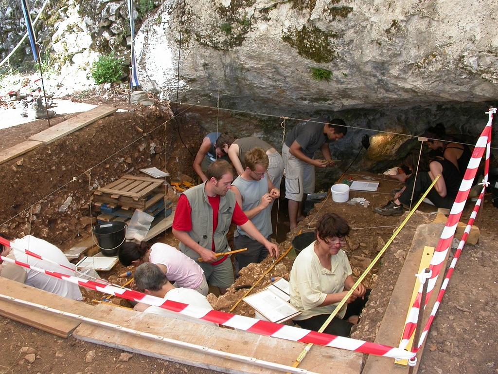 métiers archéologues - Fouilles au Petit Cloup Barrat à Cabrerets - Pech Merle.JPG
